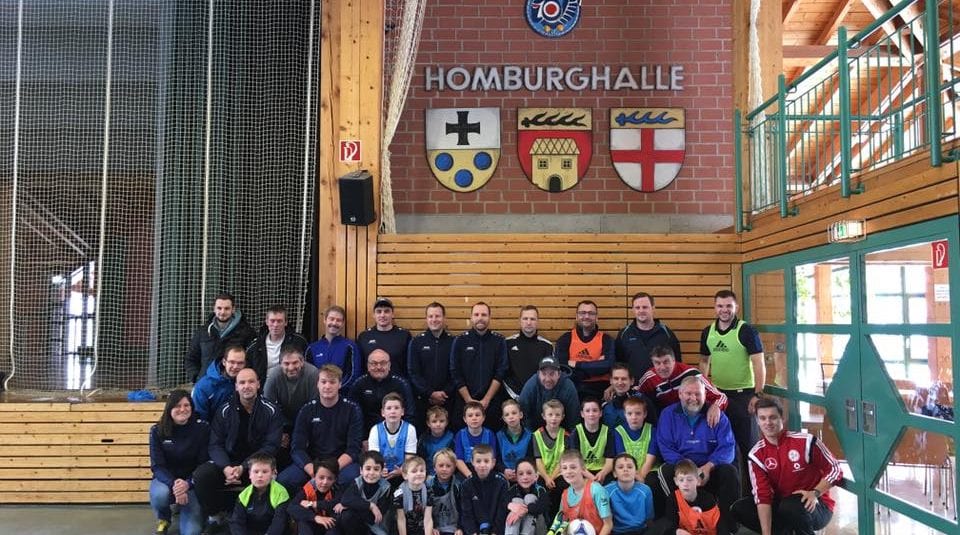 Beeindruckende Resonanz zum Start der internen Trainerschulungen – DFB-Mobil zu Gast in der Homburghalle! Beeindruckende Resonanz zum Start der internen Trainerschulungen – DFB-Mobil zu Gast in der Homburghalle!