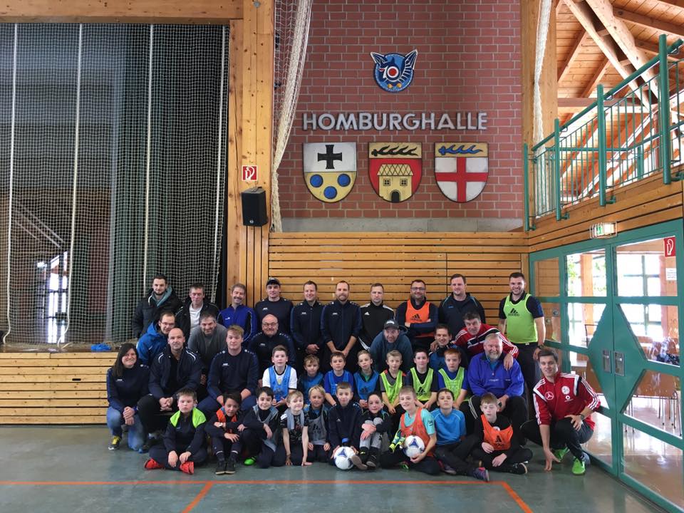 Beeindruckende Resonanz zum Start der internen Trainerschulungen – DFB-Mobil zu Gast in der Homburghalle! Beeindruckende Resonanz zum Start der internen Trainerschulungen – DFB-Mobil zu Gast in der Homburghalle!