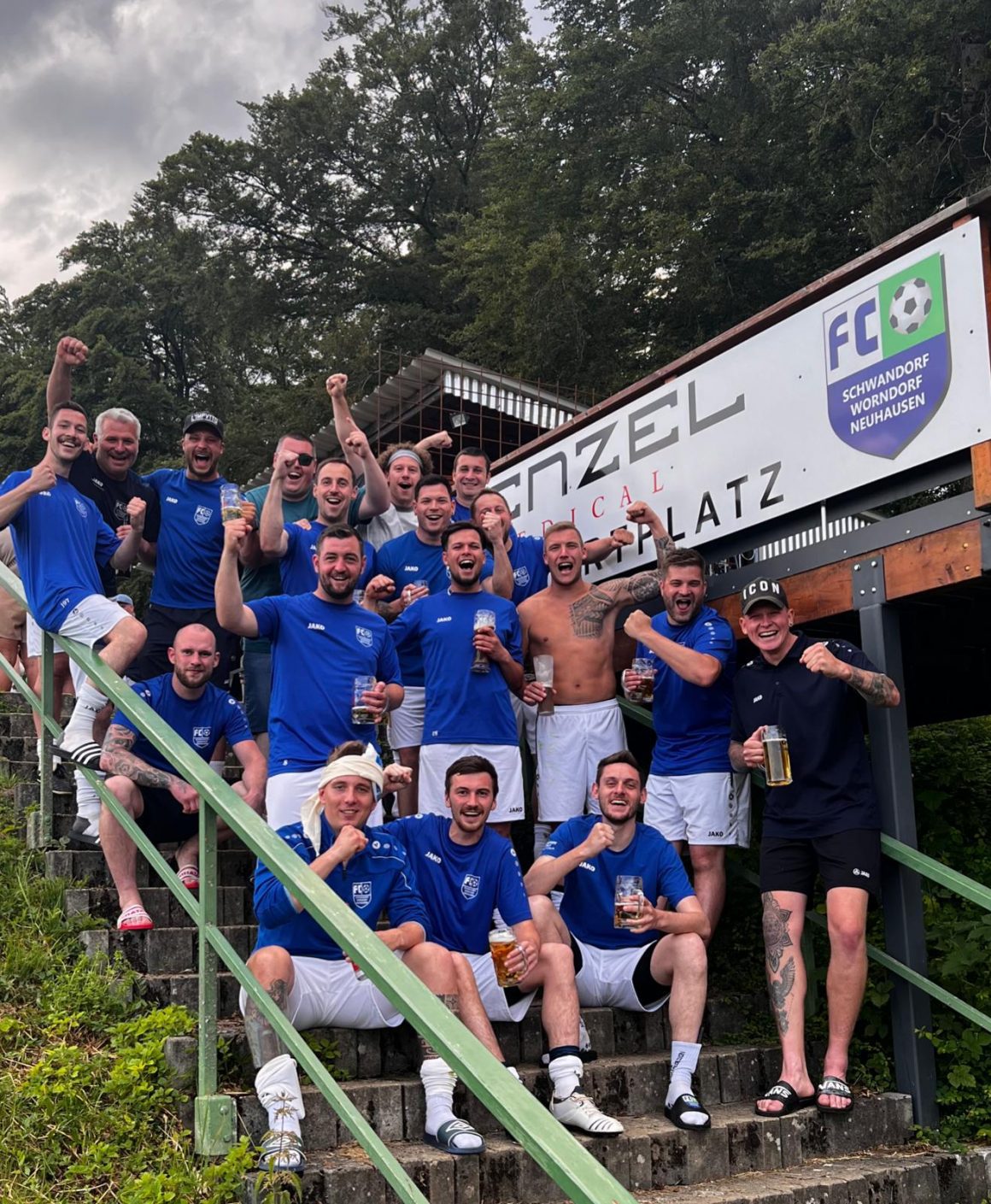 Der FC SWN gewinnt das letzte Heimspiel der der Saison und nähert sich der Relegation. Der FC SWN gewinnt das letzte Heimspiel der der Saison und nähert sich der Relegation.